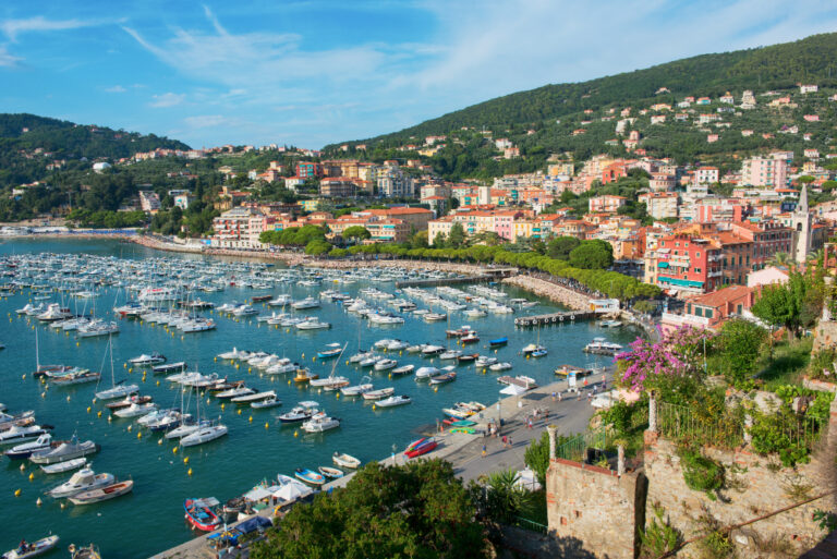 Il porticciolo di Lerici con le barche e il borgo