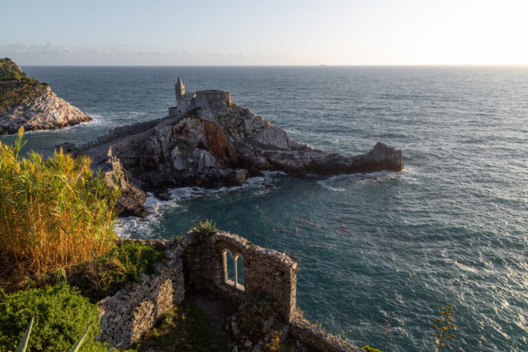 La chiesa di San Pietro a Portovenere sulla scogliera